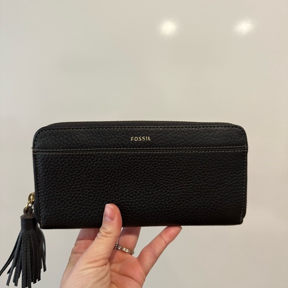 NWT Fossil Tara Black Women's Clutch Leather Wallet - Picture 1 of 6